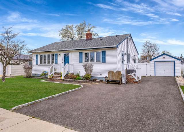 Property at 197 Arnold Ave, West Babylon, NY 11704, 3 beds, 1 bath