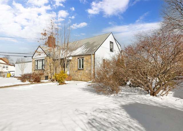 Property at 165 Cherry St, Farmingdale, NY 11735, 5 beds, 4 baths