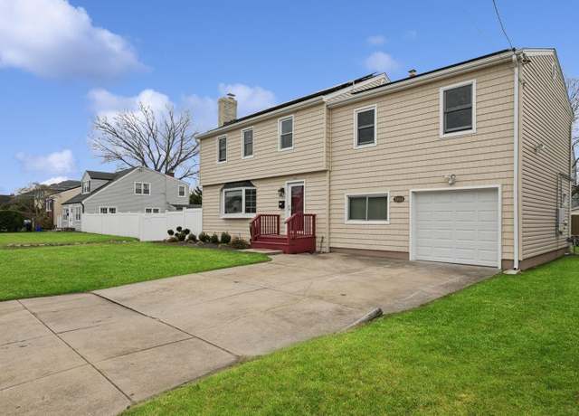 Property at 3444 Bay Front Dr, Baldwin, NY 11510, 4 beds, 2.5 baths