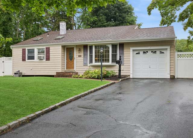 Property at 3003 Watch Hill Ave, Medford, NY 11763, 3 beds, 1.5 baths