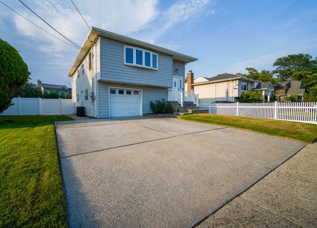 Property at 35 Lee Ave, Babylon, NY 11702, 3 beds, 2 baths