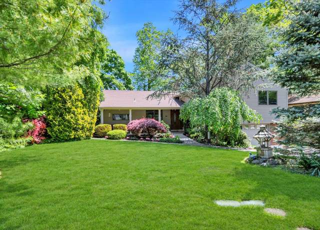 Property at 44 Fernwood Ln, Roslyn, NY 11576, 4 beds, 3 baths