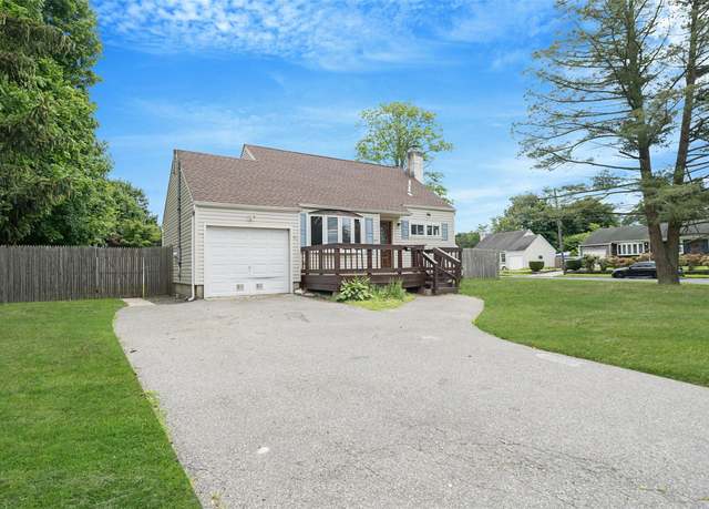 Property at 281 Carlls Path, Deer Park, NY 11729, 4 beds, 3 baths