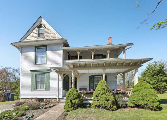 Property at 10 Wheeler Ave, Warwick, NY 10990, 4 beds, 1.5 baths
