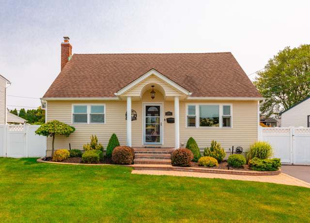 Property at 379 Ferris Rd, Seaford, NY 11783, 3 beds, 2.5 baths
