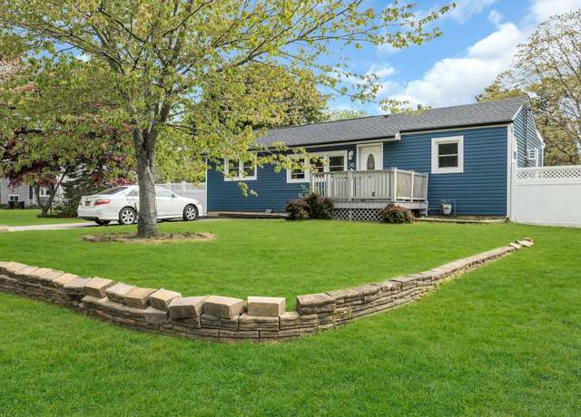 Property at 569 Oak Ave, Bohemia, NY 11716, 3 beds, 2 baths
