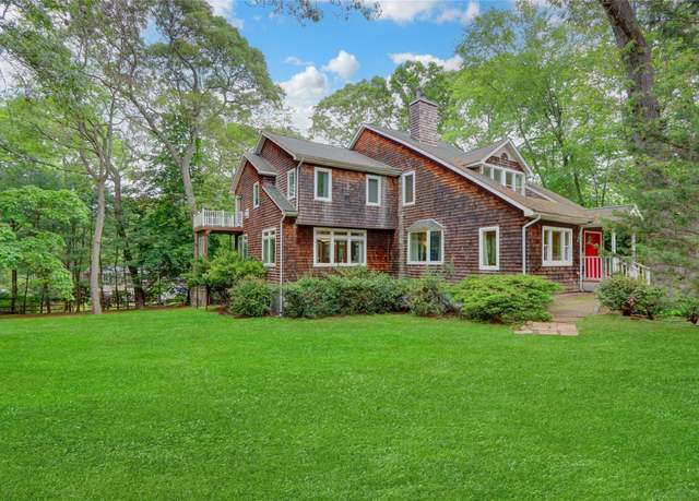 Property at 23 Knox Ave, Stony Brook, NY 11790, 4 beds, 3 baths