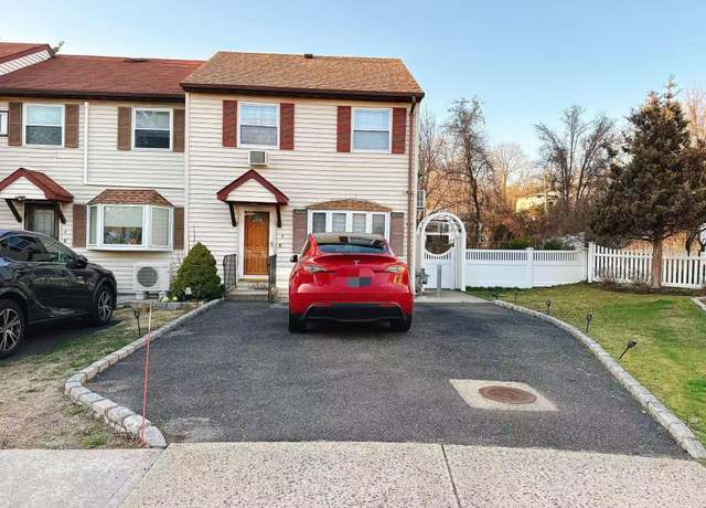 Property at 5 Orchard Ct, Roslyn Heights, NY 11577, 3 beds, 2 baths