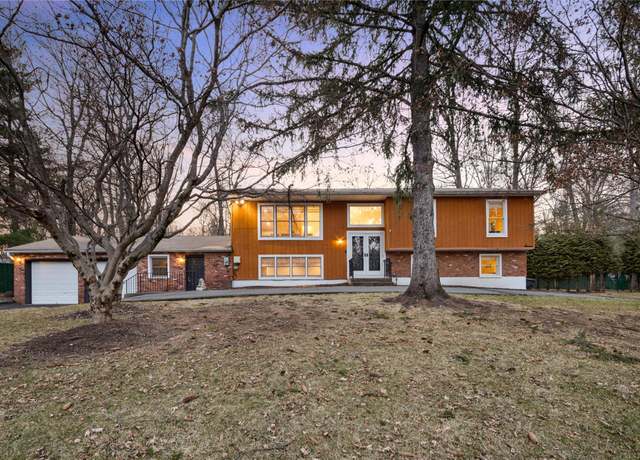 Property at 7 Kelly Ct, Airmont, NY 10952, 6 beds, 4 baths