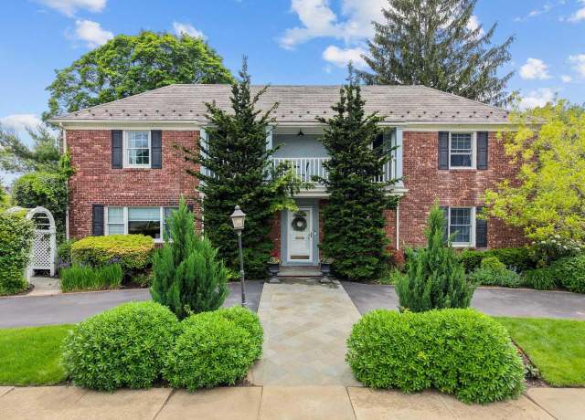 Property at 30 Leon Ct, Rockville Centre, NY 11570, 4 beds, 2.5 baths