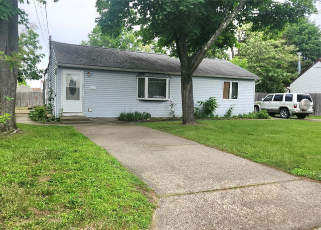 Property at 27 Ash St, Central Islip, NY 11722, 3 beds, 1 bath