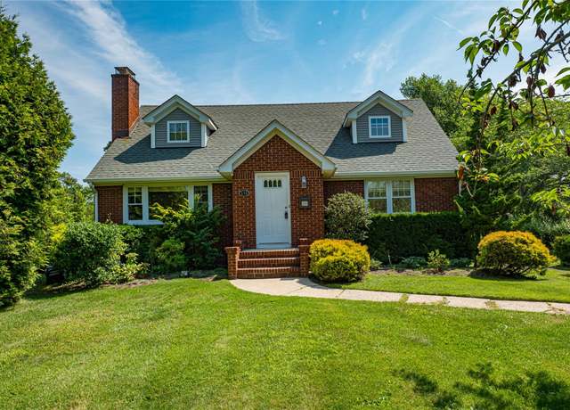 Property at 174 S Windsor Ave, Brightwaters, NY 11718, 4 beds, 2 baths