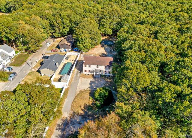 Property at 436 N Magee St, Southampton, NY 11968, 4 beds, 2.5 baths