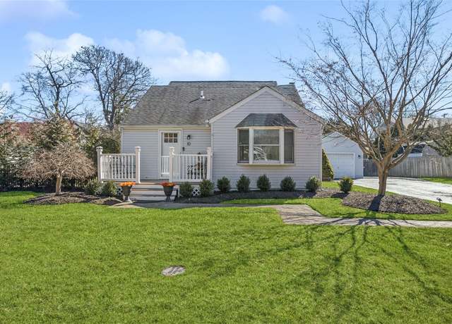 Property at 10 Ronald Ct, Nesconset, NY 11767, 3 beds, 2 baths