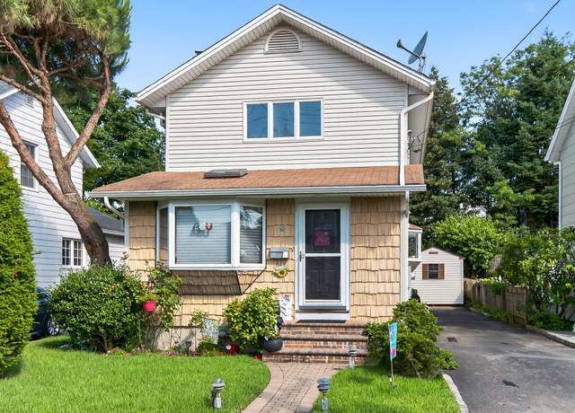 Property at 9 Smull Pl, Port Washington, NY 11050, 3 beds, 1.5 baths
