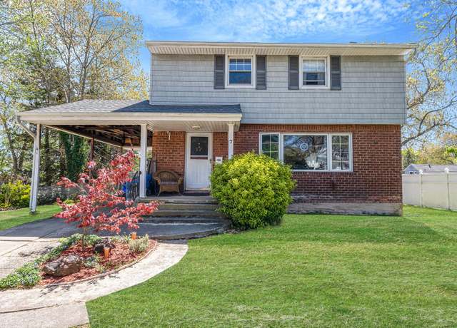 Property at 7 Hedge Ln, Centereach, NY 11720, 3 beds, 2 baths