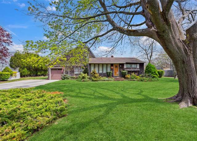 Property at 211 Bay Ave, Bayport, NY 11705, 3 beds, 1 bath