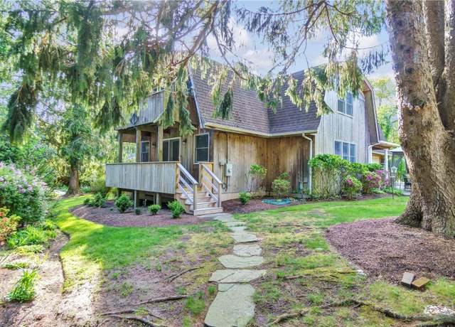Property at 1755 Yennecott Dr, Southold, NY 11971, 6 beds, 2.5 baths