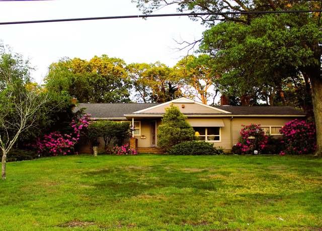 Property at 113 Pine Neck Ave, East Patchogue, NY 11772, 3 beds, 2 baths