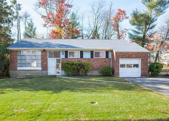 Property at 119 Reed Dr, Roslyn, NY 11576, 4 beds, 2 baths