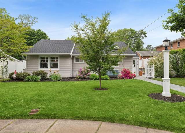 Property at 3 Spruce Ln, Glen Cove, NY 11542, 3 beds, 1 bath