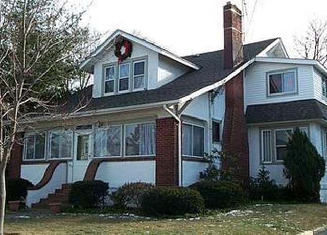 Property at 433 Sigmond St, Freeport, NY 11520, 4 beds, 3.5 baths