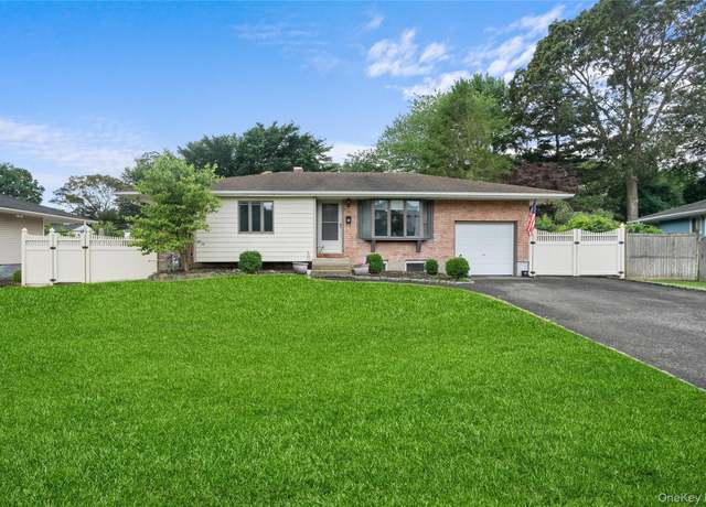 Property at 12 Donna Ln, Commack, NY 11725, 3 beds, 1.5 baths