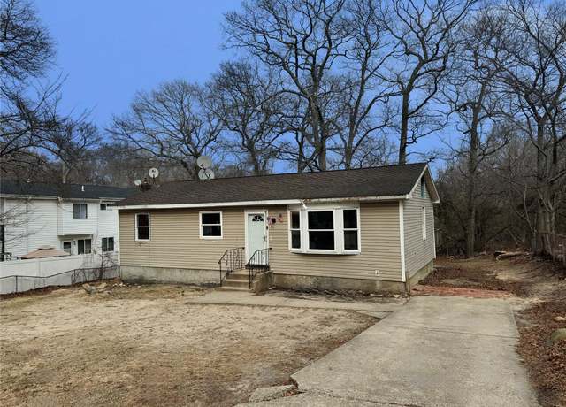 Property at 53 W Yaphank Rd, Medford, NY 11763, 3 beds, 1 bath
