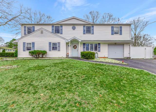 Property at 185 Bicycle Path, Selden, NY 11784, 6 beds, 3 baths