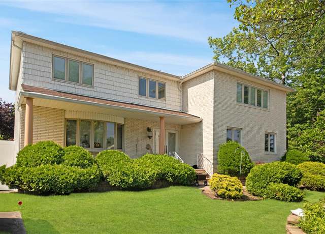 Property at 835 Ionia Ave, Staten Island, NY 10309, 7 beds, 3.5 baths