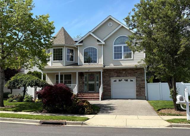 Property at 27 Dale Dr, Farmingdale, NY 11735, 5 beds, 3.5 baths