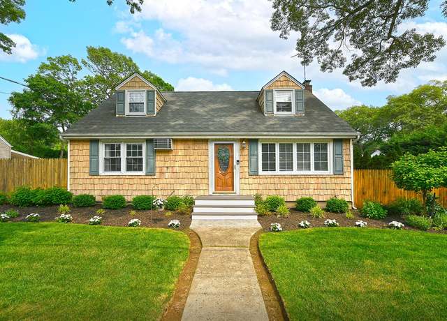 Property at 176 Melville Rd, South Huntington, NY 11746, 4 beds, 2 baths