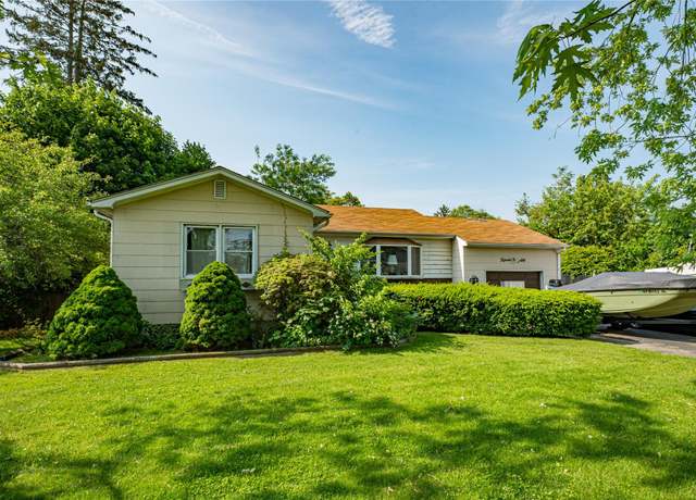 Property at 1550 11th St, West Babylon, NY 11704, 3 beds, 1 bath