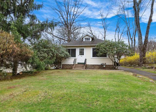 Property at 270 Maple Rd, Valley Cottage, NY 10989, 2 beds, 1 bath