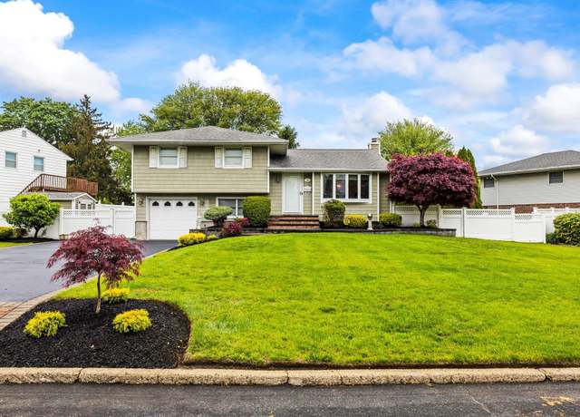 Property at 19 Walter Ct, Commack, NY 11725, 3 beds, 2 baths