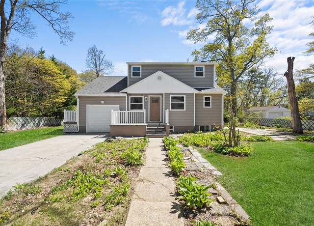 Property at 28 Myrtle Ave, Central Islip, NY 11722, 5 beds, 4 baths