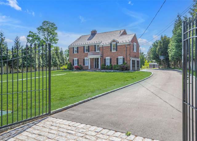 Property at 13 Arbor Pl, Glen Cove, NY 11542, 4 beds, 4.5 baths