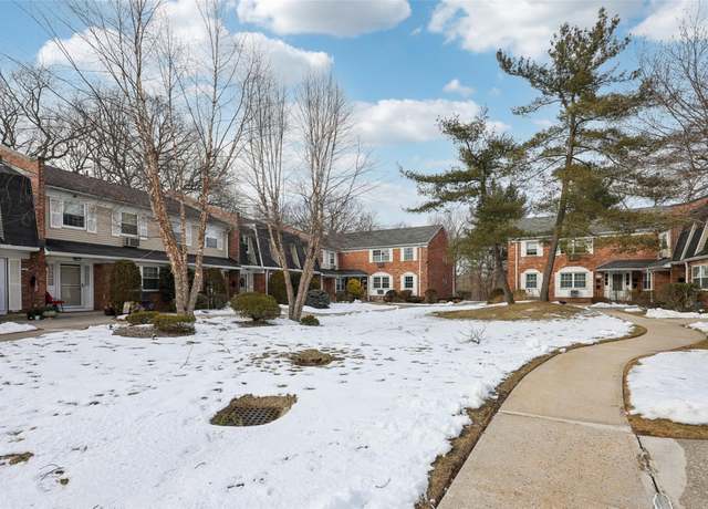 Property at 204 Doxbury Ln, Suffern, NY 10901, 2 beds, 2.5 baths