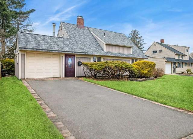 Property at 42 Boxwood Ln, Hicksville, NY 11801, 4 beds, 1 bath