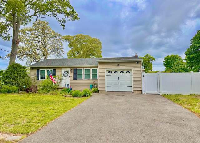 Property at 165 Smith Ave, Holbrook, NY 11741, 3 beds, 2 baths