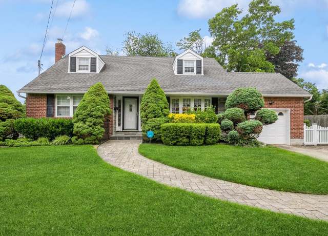 Property at 76 Roebling Pl, East Northport, NY 11731, 4 beds, 2 baths