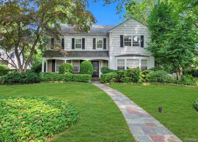 Property at 215 Melbourne Rd, Great Neck, NY 11021, 4 beds, 3.5 baths