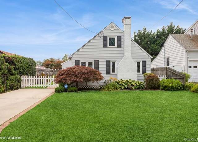 Property at 10 Stuart Ave, Babylon, NY 11702, 2 beds, 1 bath
