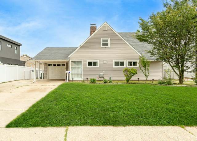Property at 5 Short Ln, Levittown, NY 11756, 5 beds, 2 baths