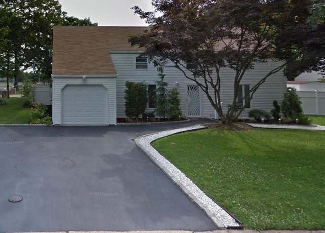 Property at 7 Lurcott Ln, Central Islip, NY 11722, 6 beds, 4 baths