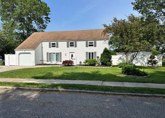 Property at 7 Lurcott Ln, Central Islip, NY 11722, 6 beds, 4 baths