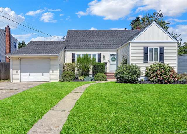 Property at 523 17 St, West Babylon, NY 11704, 5 beds, 2 baths