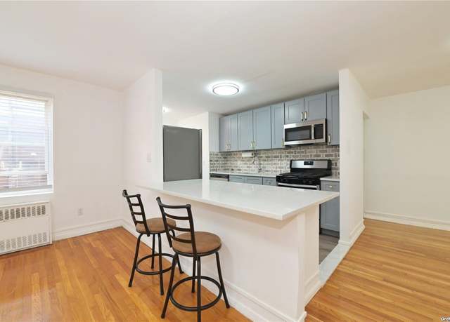 Property at 30 Stoner Ave Unit 3R, Great Neck, NY 11021, 2 beds, 1 bath