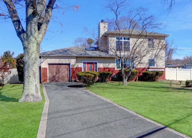 Property at 2049 Orinoco Dr, West Islip, NY 11795, 4 beds, 3.5 baths