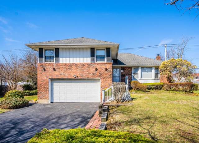 Property at 75 Larch Dr, Manhasset Hills, NY 11040, 3 beds, 2.5 baths